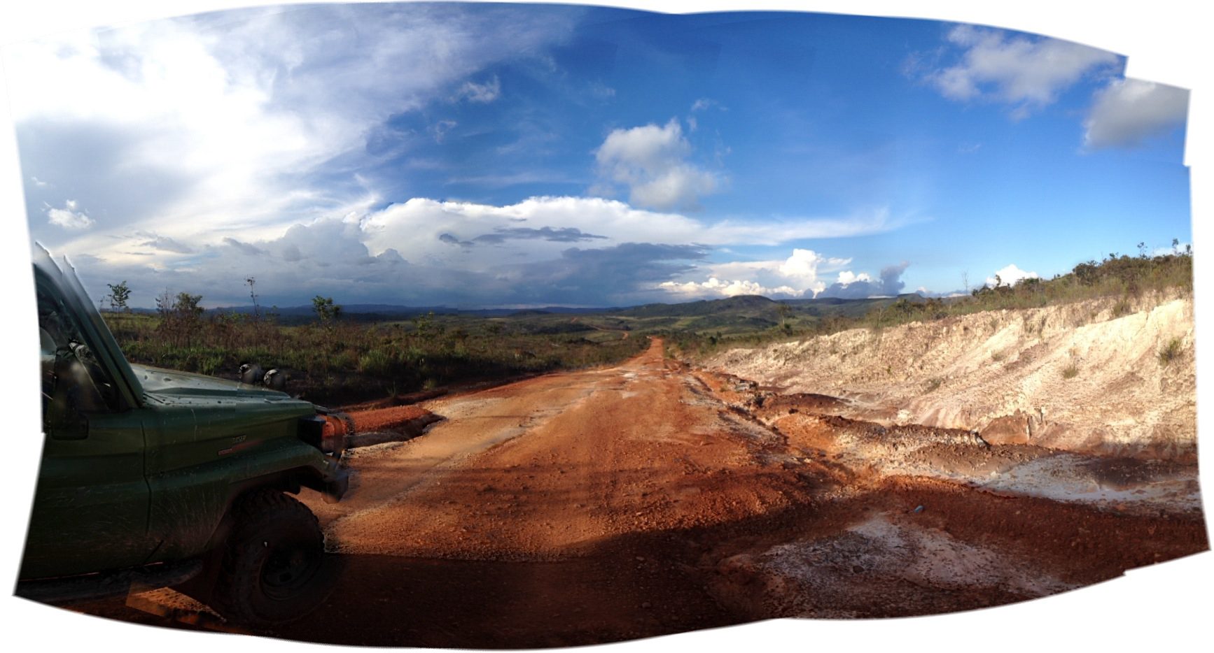 The road from Santa Elena to Icabarú, where I sought diamond and gold miners.